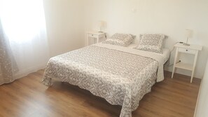 2 soverom, strykejern/-brett, reiseseng for barn og wi-fi (inkludert)