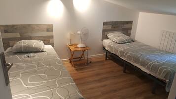 2 slaapkamers, een strijkplank/strijkijzer, reisbedje, gratis wifi