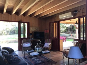 Télévision, table de tennis de table, livres, chaîne hi-fi