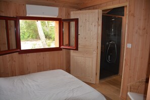 5 habitaciones, tabla de planchar con plancha y cuna de viaje 