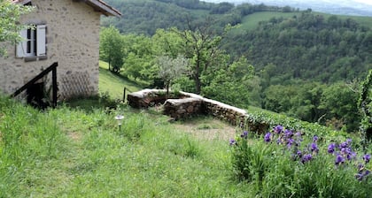 Pequeña casa de piedra cerca de la aldea de AGNAC