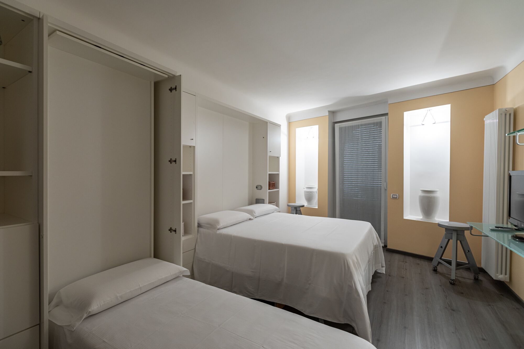 Apt with terrace, balcony ,WiFi, A/C, in historic center of Stresa, just by lake