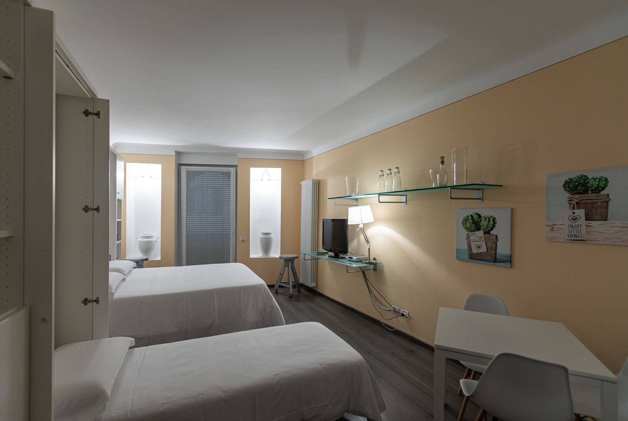 Apt with terrace, balcony ,WiFi, A/C, in historic center of Stresa, just by lake