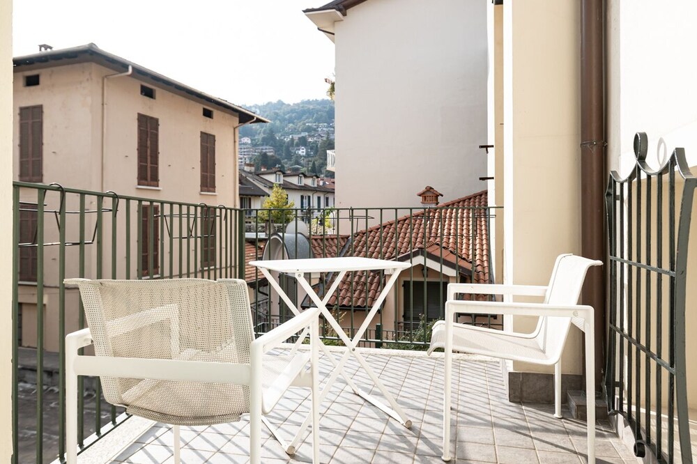 Apt with terrace, balcony ,WiFi, A/C, in historic center of Stresa, just by lake
