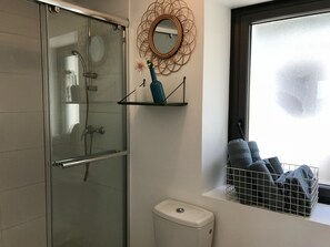 Douche, séchoir à cheveux, serviettes fournies, papier de toilette