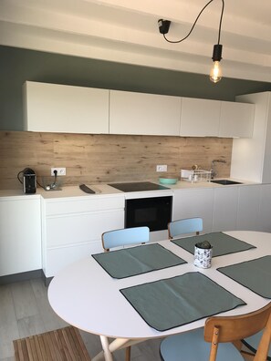 Frigorifero, microonde, forno, piano cottura