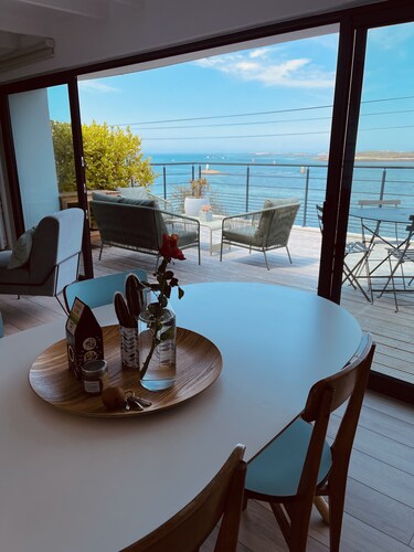 Waterfront house with large terrace on the port of Aber Wrach 4 pers