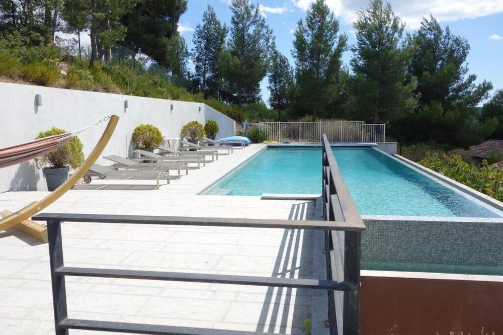 Exceptional sea, original contemporary villa, pool overflow