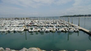 Un puerto deportivo con numerosos barcos amarrados al muelle.