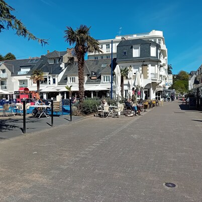 Seaside apartment located 100m from the main beach and shops