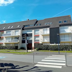 Exterior - Seaside apartment located 100m from the main beach and shops (Saint-Cast-Le-Guildo)