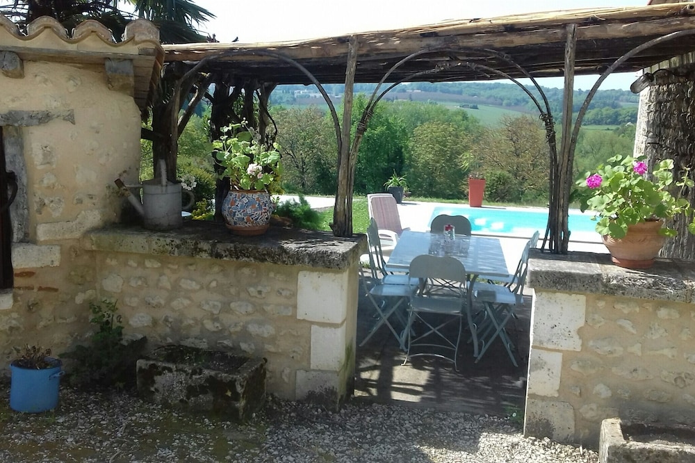 a romantic and very peaceful authentic French farm near dordogne