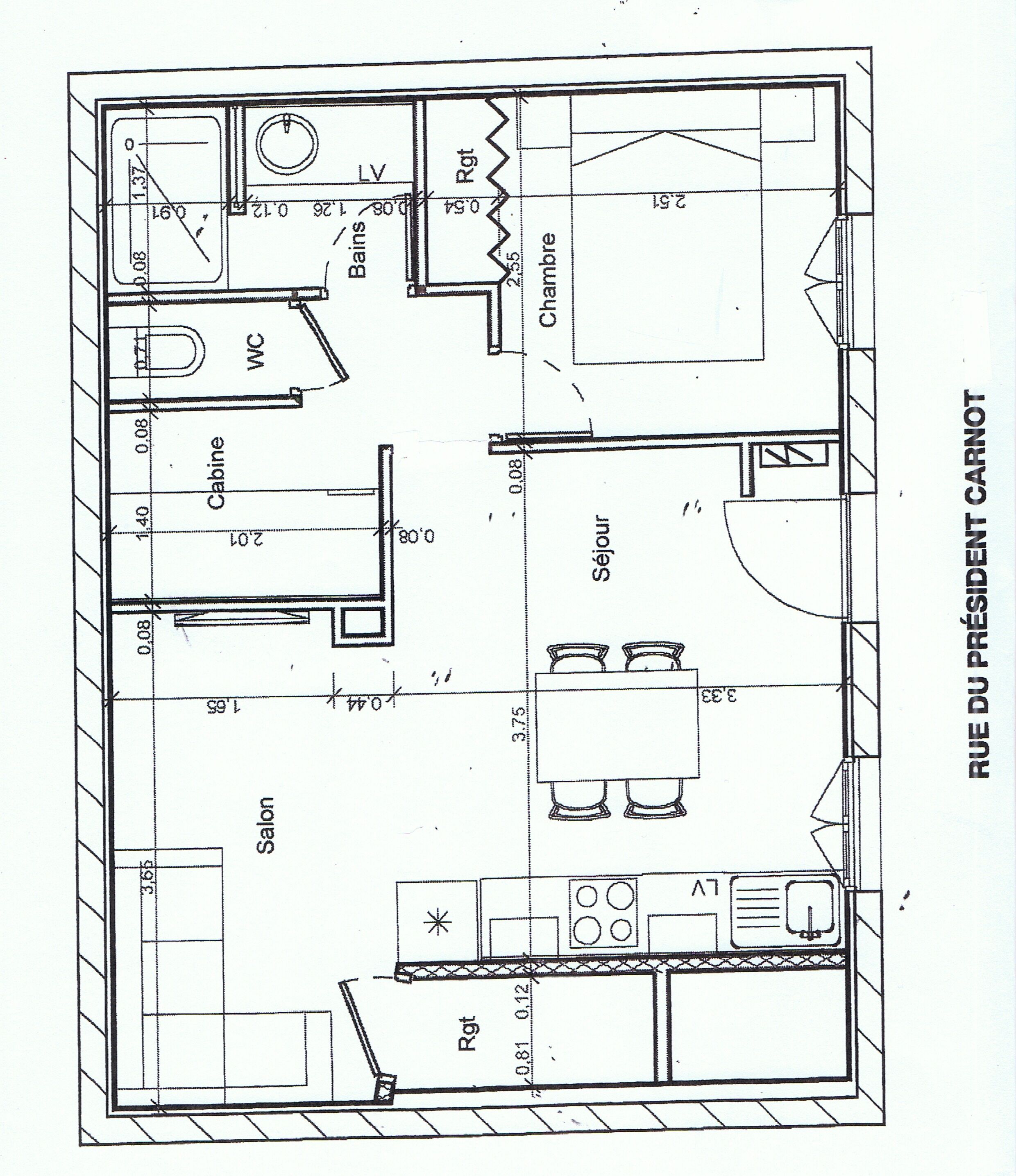 A floor plan of a hotel room with a bathroom, WC, shower, and a small sitting area.