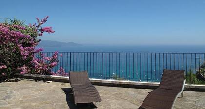 Villa for 6 people in the private estate of Gaou Benat with a large terrace overlooking the sea