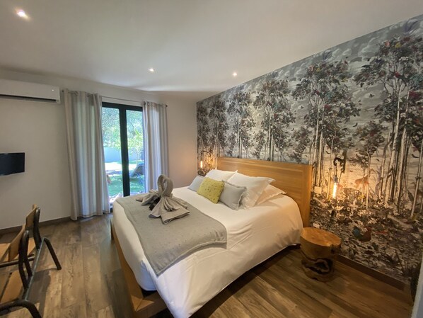 2 habitaciones, caja de seguridad en la habitación y escritorio 