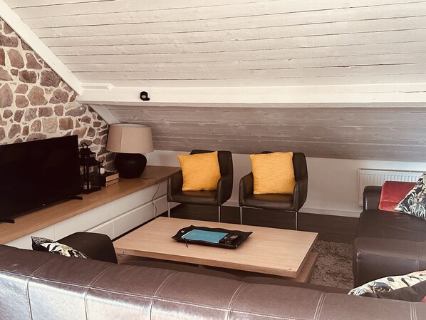 Smart-TV, Kamin, Netflix, Streaming-Dienste