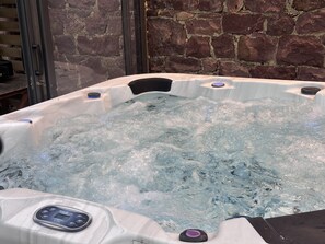 Outdoor spa tub - The enchanted barn  (Profondeville)