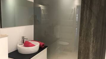 Vasca, asciugacapelli, asciugamani, sapone