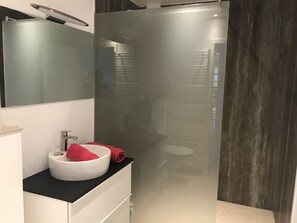 Baignoire, sèche-cheveux, serviettes fournies, savon