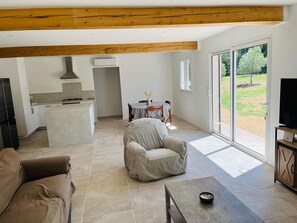 Televisie en een open haard