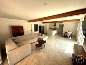 TV, fireplace - House surrounded by olive trees, set against a hill, on 2000 m2 of quiet land (Ceyreste)