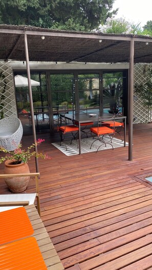 Outdoor dining - Near Avignon, AdriAnna guest house with terrace and private pool (Vedène)