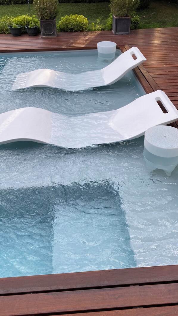 Pool - Near Avignon, AdriAnna guest house with terrace and private pool (Vedène)