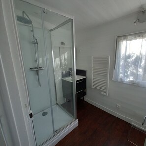 Douche, sĂšche-cheveux, papier toilette