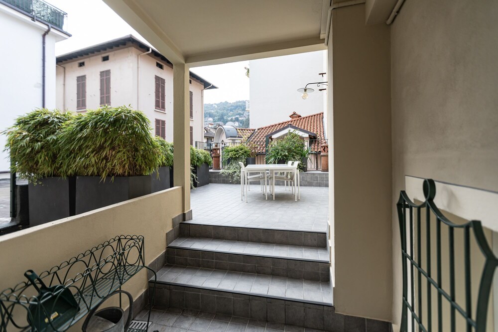 Apt + terrace, balcony, A/C and WiFi, in historic center of Stresa, just by lake