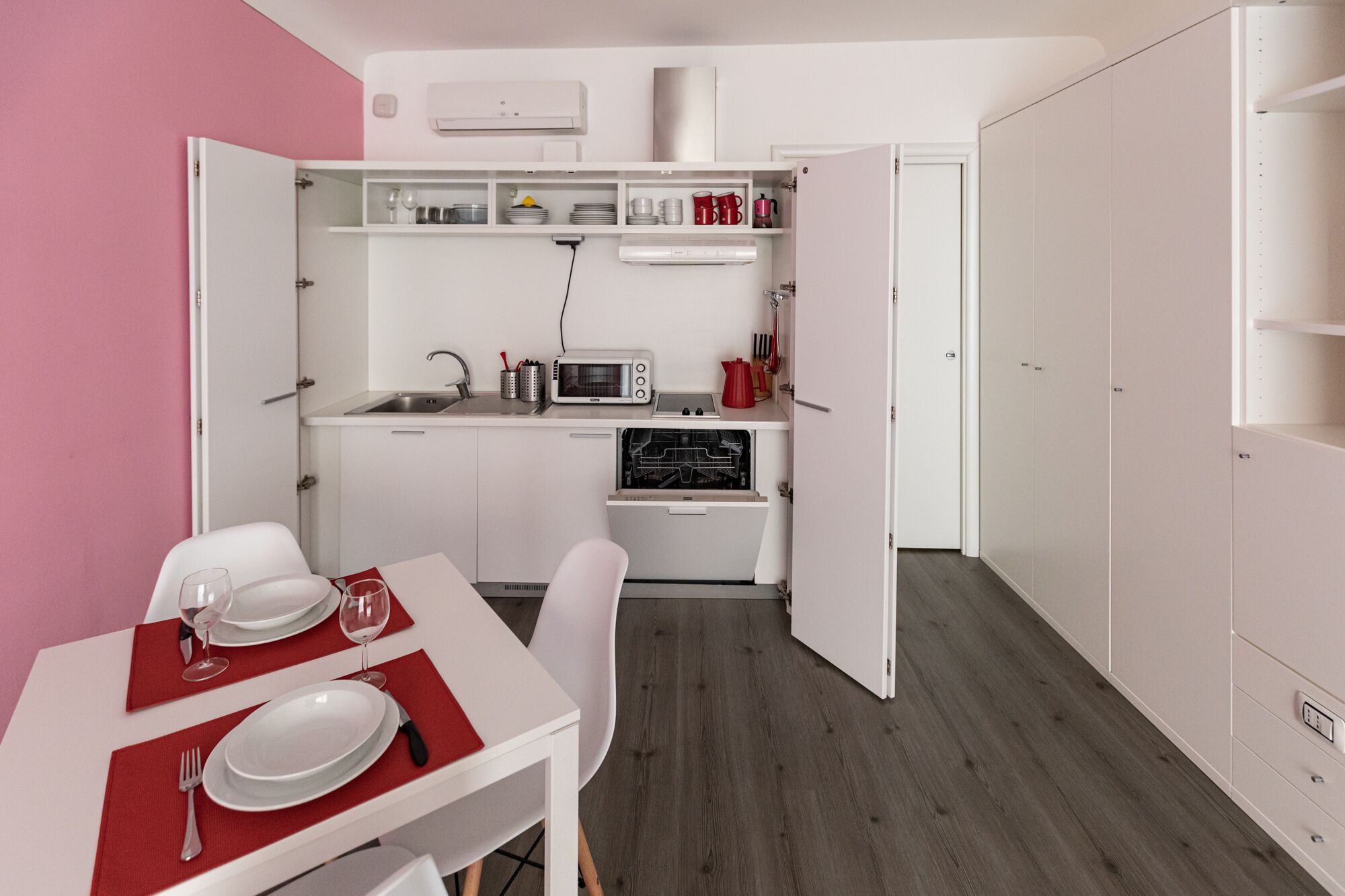 Apt + terrace, balcony, A/C and WiFi, in historic center of Stresa, just by lake