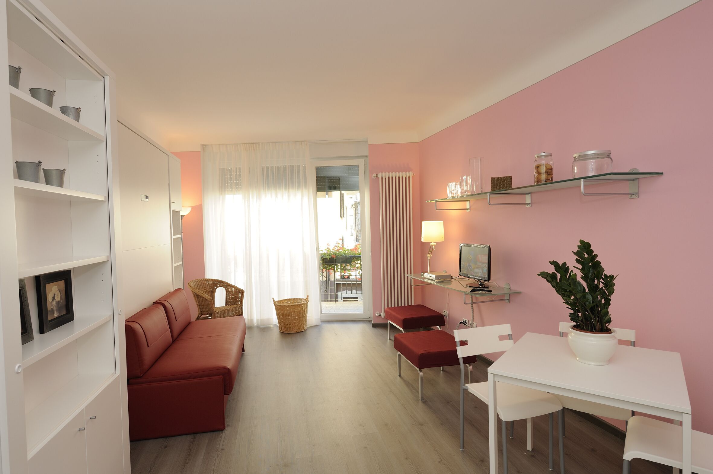 Apt + terrace, balcony, A/C and WiFi, in historic center of Stresa, just by lake