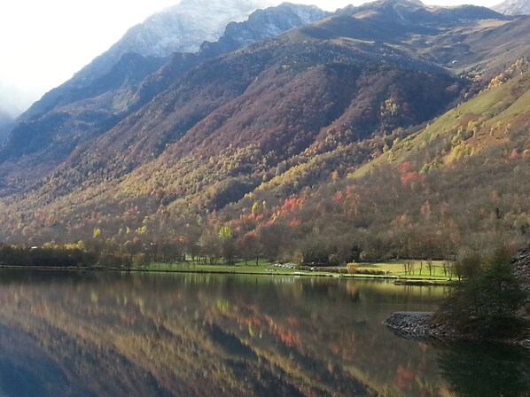 A mountain landscape with a lake reflecting the scenery. - A stay by the lake ... (Génos)
