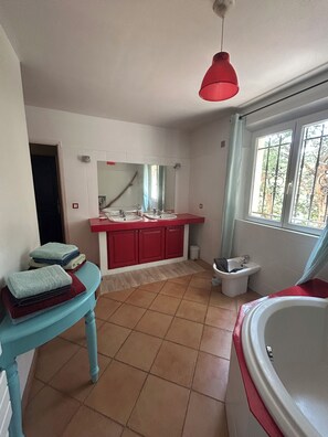 Combined shower/bathtub, hair dryer, bidet, towels