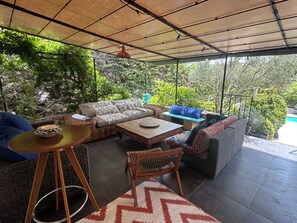 Smart-tv, een open haard, een tafeltennistafel en boeken