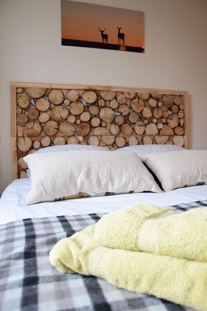 4 habitaciones, tabla de planchar con plancha y cuna de viaje 