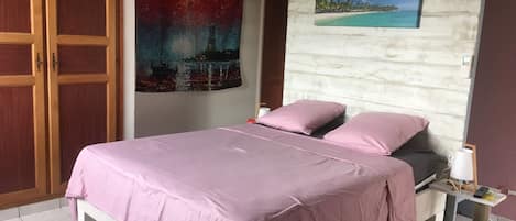 1 dormitorio, cuna de viaje, wifi gratis y ropa de cama