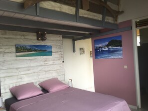 1 bedroom, travel crib, free WiFi, bed sheets - exceptional view of the saintes archipelago (trois rivières)