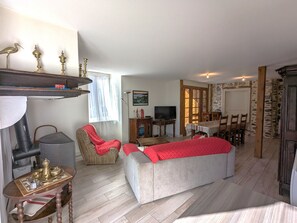 TV, DVD player, mesa de pingue-pongue