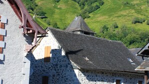 A stone building with a sloped roof, a wooden door, and a small window. - Character cottage classified 3 stars Wifi Osse en Aspe - 9 people (Osse-en-Aspe)