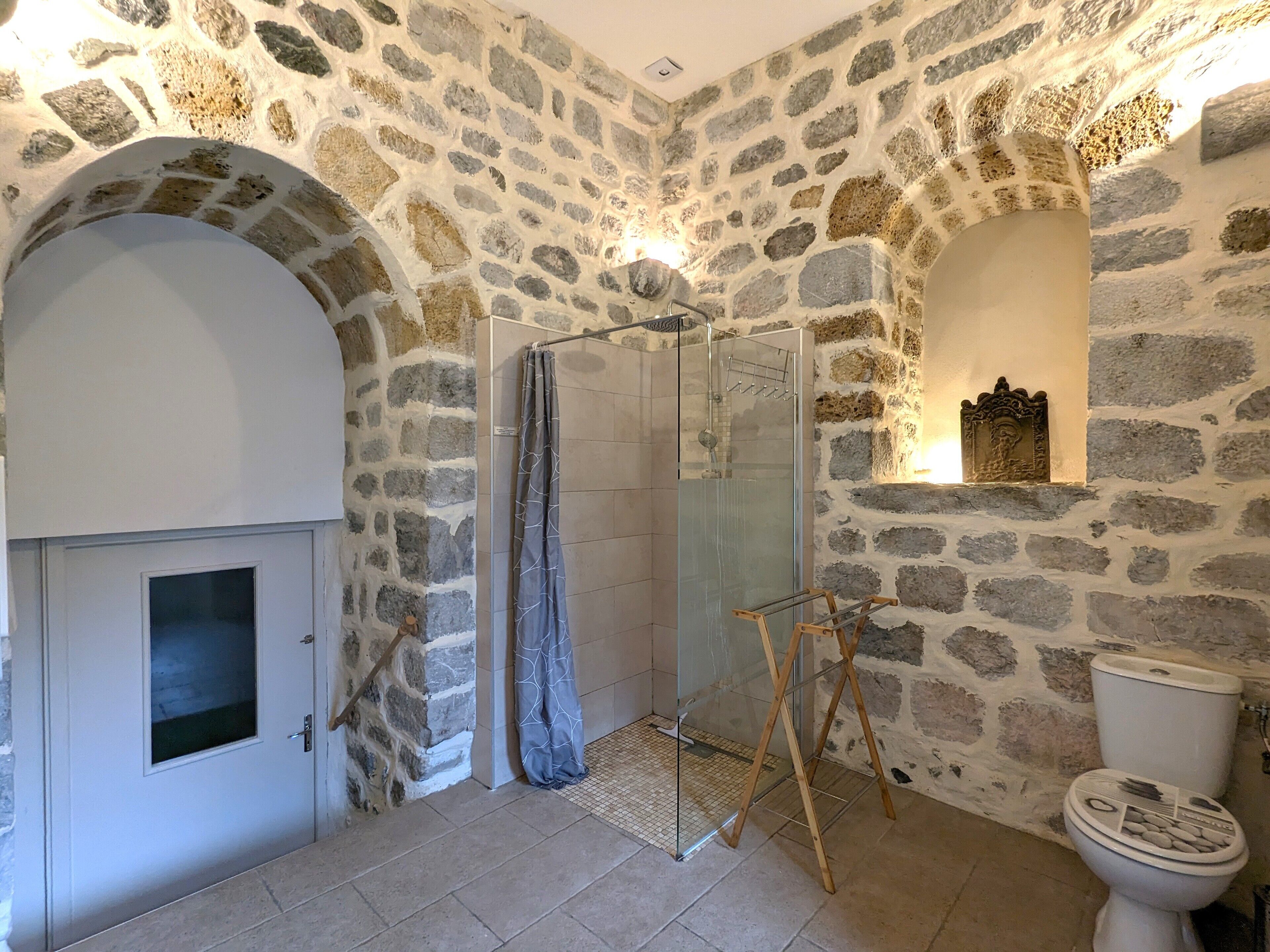 Douche, sèche-cheveux, papier toilette