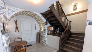 A staircase with a wooden handrail and a stone wall. - Character cottage classified 3 stars Wifi Osse en Aspe - 9 people (Osse-en-Aspe)