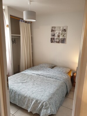 2 habitaciones, tabla de planchar con plancha, internet y ropa de cama 