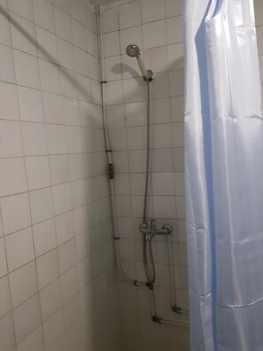 Secador de cabelo, toalhas de banho, sabonete, papel higiênico