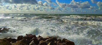 Charming villa in STE-CECILE, sea {very close ) A 100M }