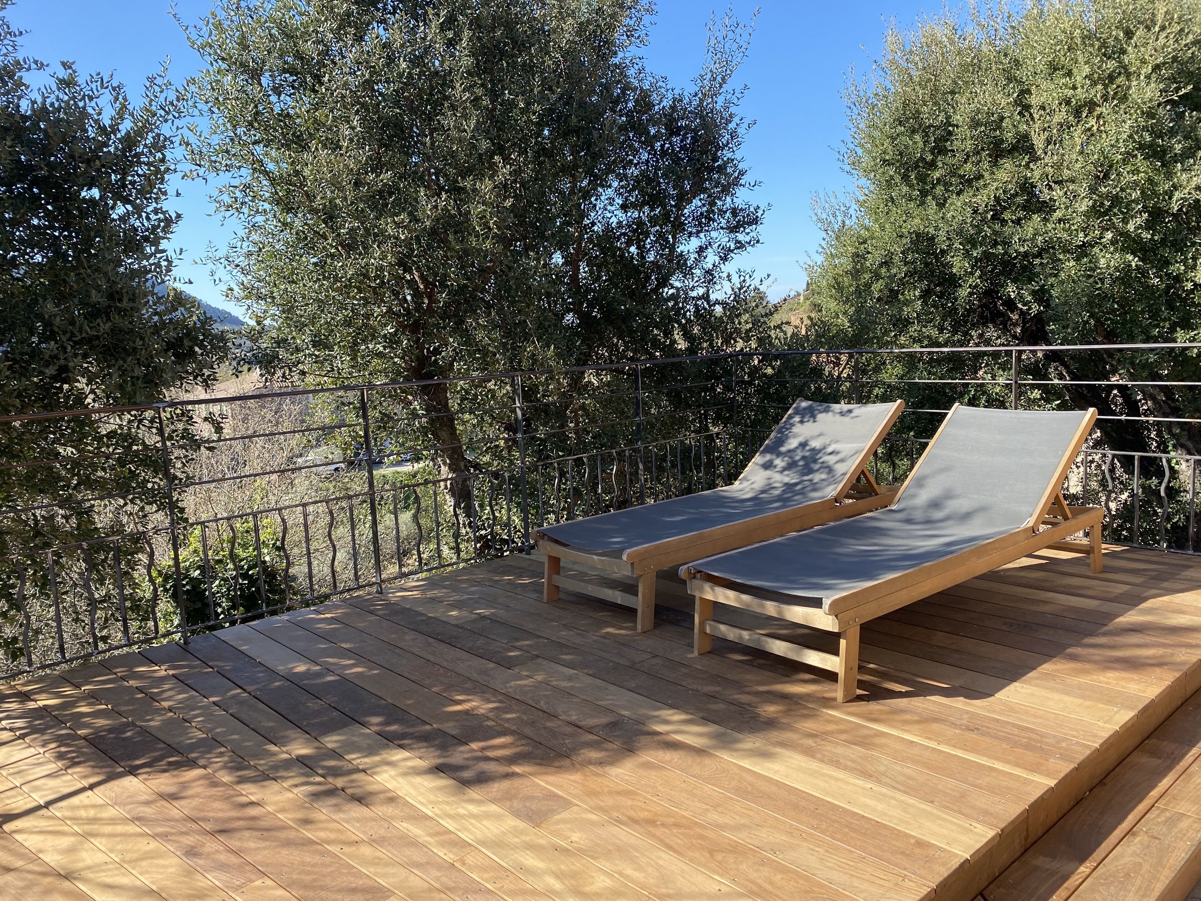La terrasse à l'ombre de ses chênes