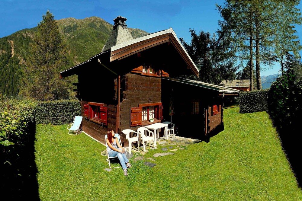 Small Chalet (Typically Montagnard mazot) independent with large garden