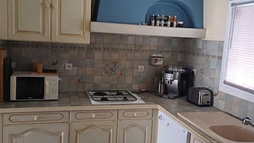 Een koelkast, een magnetron, een oven, een kookplaat