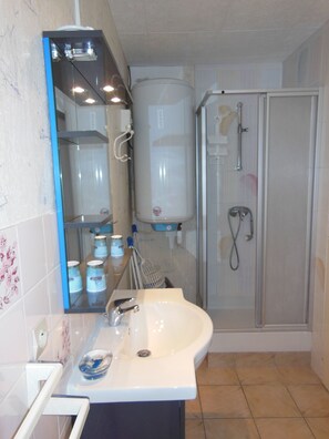 Douche, sèche-cheveux