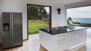 ماكينة لصنع القهوة/الشاي، ثلاجة، ميكروويف، فرن