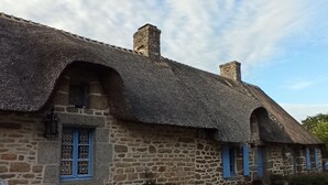 A row of stone buildings with thatched roofs and blue shutters. - Brittany house south Finistère, in the countryside, quiet, independent, wifi (Bannalec)
